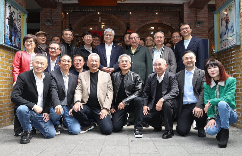 黃仁勳旋風訪臺結束！與臺灣科技巨頭合作回顧，經典合照引爆熱議