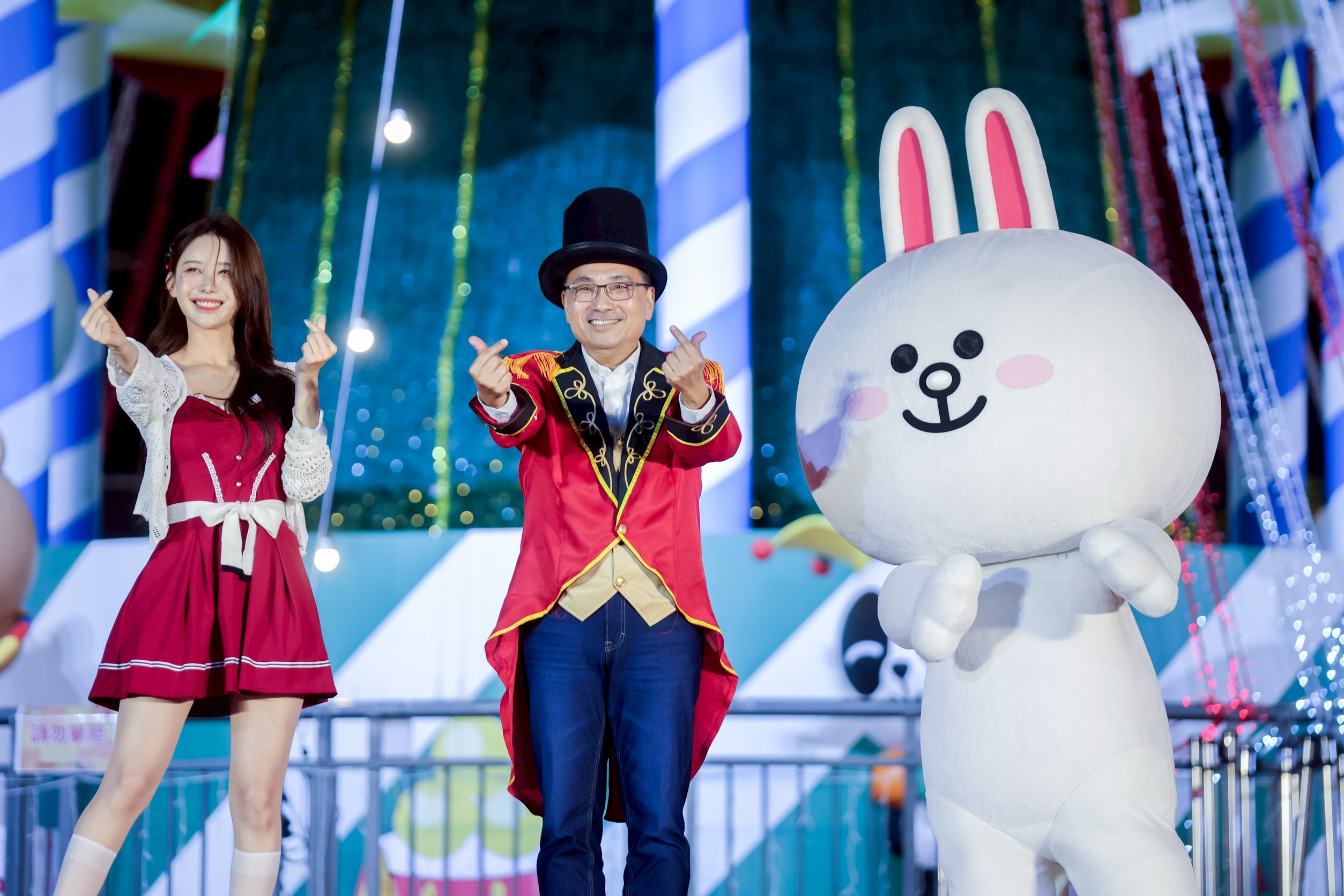 LINE FRIENDS兔兔萌翻全場！李雅英登台助陣　2025新北歡樂耶誕城開城秀震撼全臺