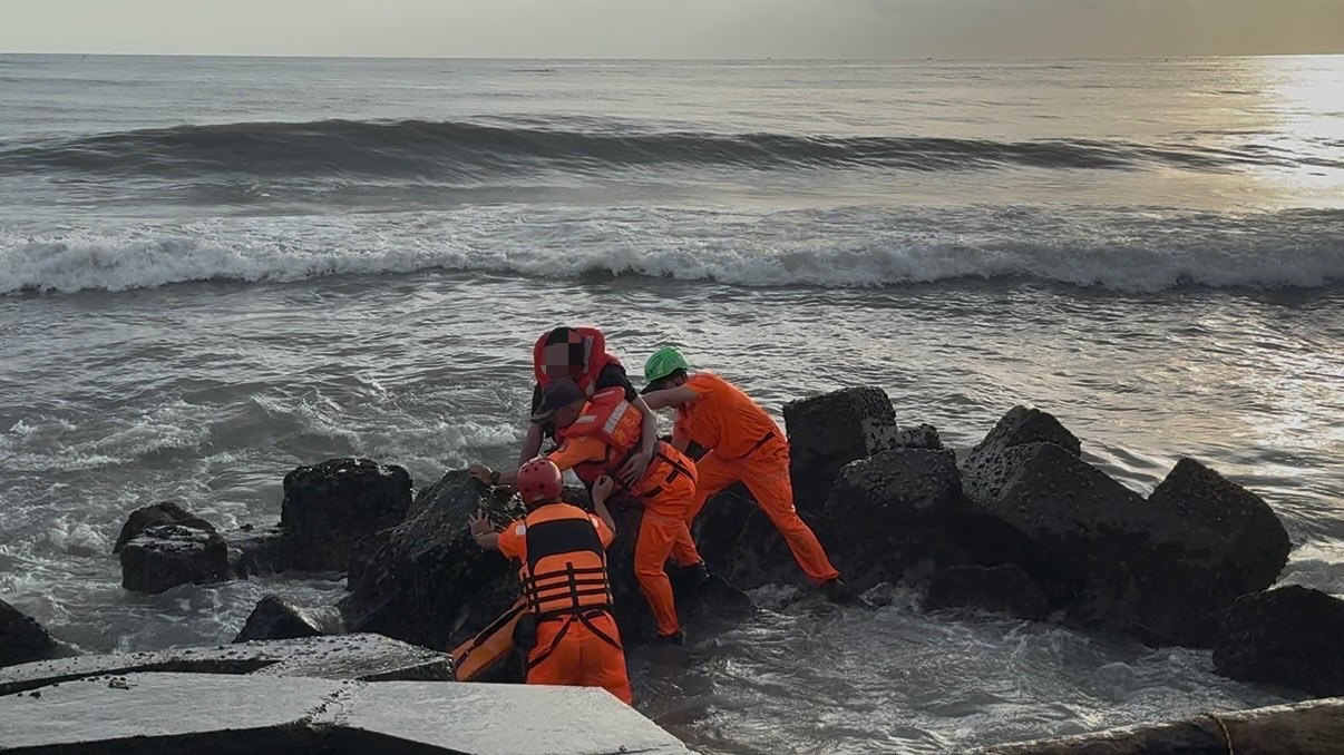 臺南民眾戲水黃金海岸驚遭海浪吞噬　海巡署緊急奔赴救回生機