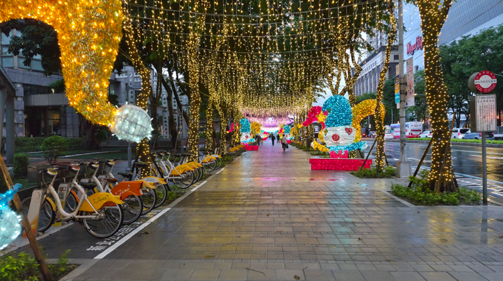 全面改造！新北市府廣場周邊人行道翻新完工 歡樂耶誕城增添城市亮點