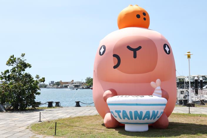 親子活動推薦｜卡比胖拉萌翻天 安平漁人碼頭水上氣偶與紙雕裝置全攻略