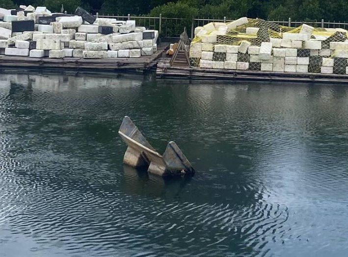 丹娜絲颱風後遺症持續！臺南運河舢筏沉沒2個月仍漂浮 市議員李啟維要求設置警示保障航行安全