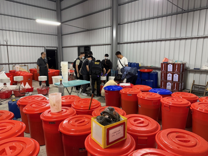 專車接送製毒！調查局在臺南市獨棟違章鐵皮屋破獲大型安非他命製毒工廠　農地鐵皮屋成毒窟