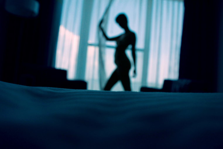 人妻淚揭家暴與性侵陰影！尪帶小三回家索三人行判賠50萬