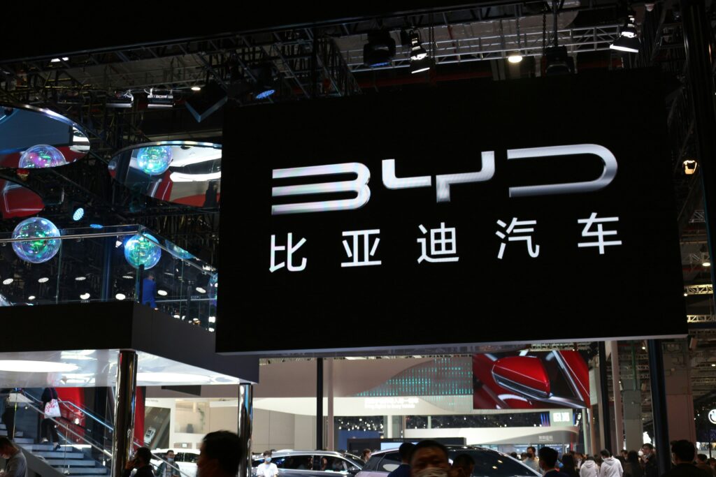 汽車新聞 比亞迪BYD第三季營收超越特斯拉，銷量與招募人數創新高