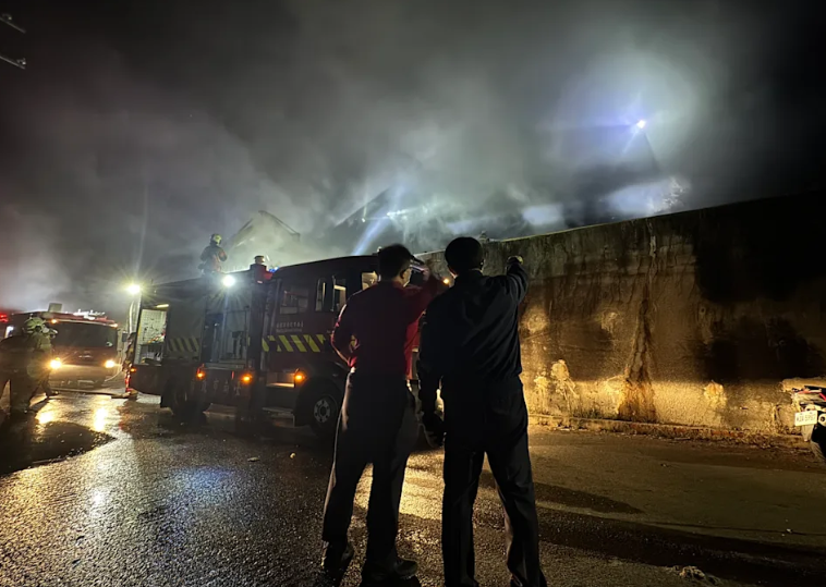 臺南市安南區城西掩埋場火警迅速撲滅 消防及市府快速反應 空品監測全程追蹤 居民健康獲保障