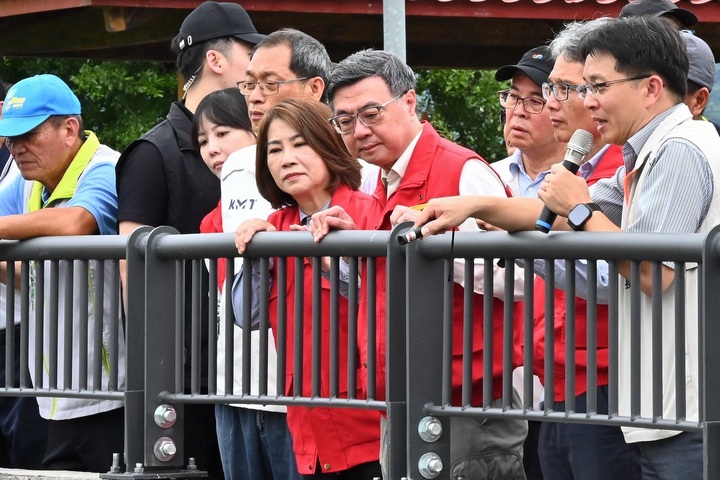 行政院長卓榮泰赴屏東勘查水情與農損 宣布放寬淹水救助認定加速協助災民重建