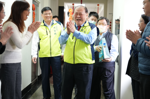 澎湖縣長陳光復發紅包送福袋，帶給縣府同仁整年好運氣與喜悅