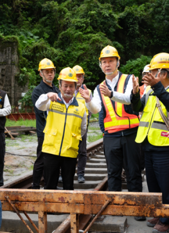 交通部長陳世凱視察西小清水溪橋,12月提前恢復雙向通車確保東部運能
