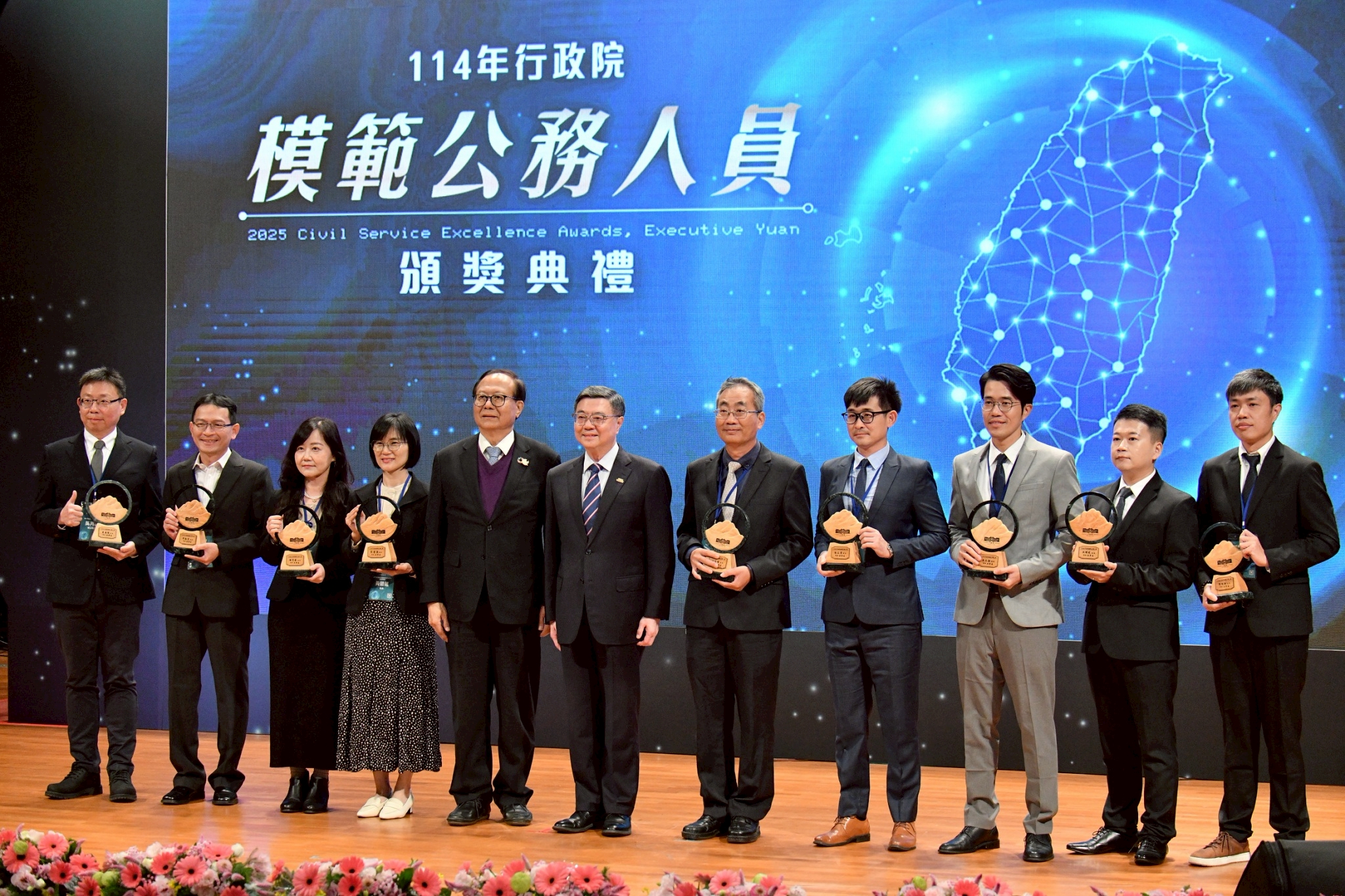 行政院長卓榮泰頒發114年模範公務人員獎　35位傑出公務員以智慧化與AI創新服務提升公共效能
