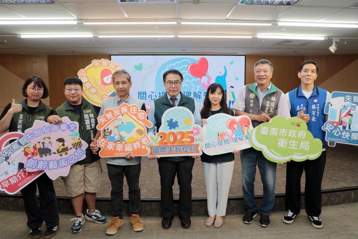 黃偉哲市長率領臺南市府 推動失智友善社區落實「關心提問 理解失智」理念與生活實踐