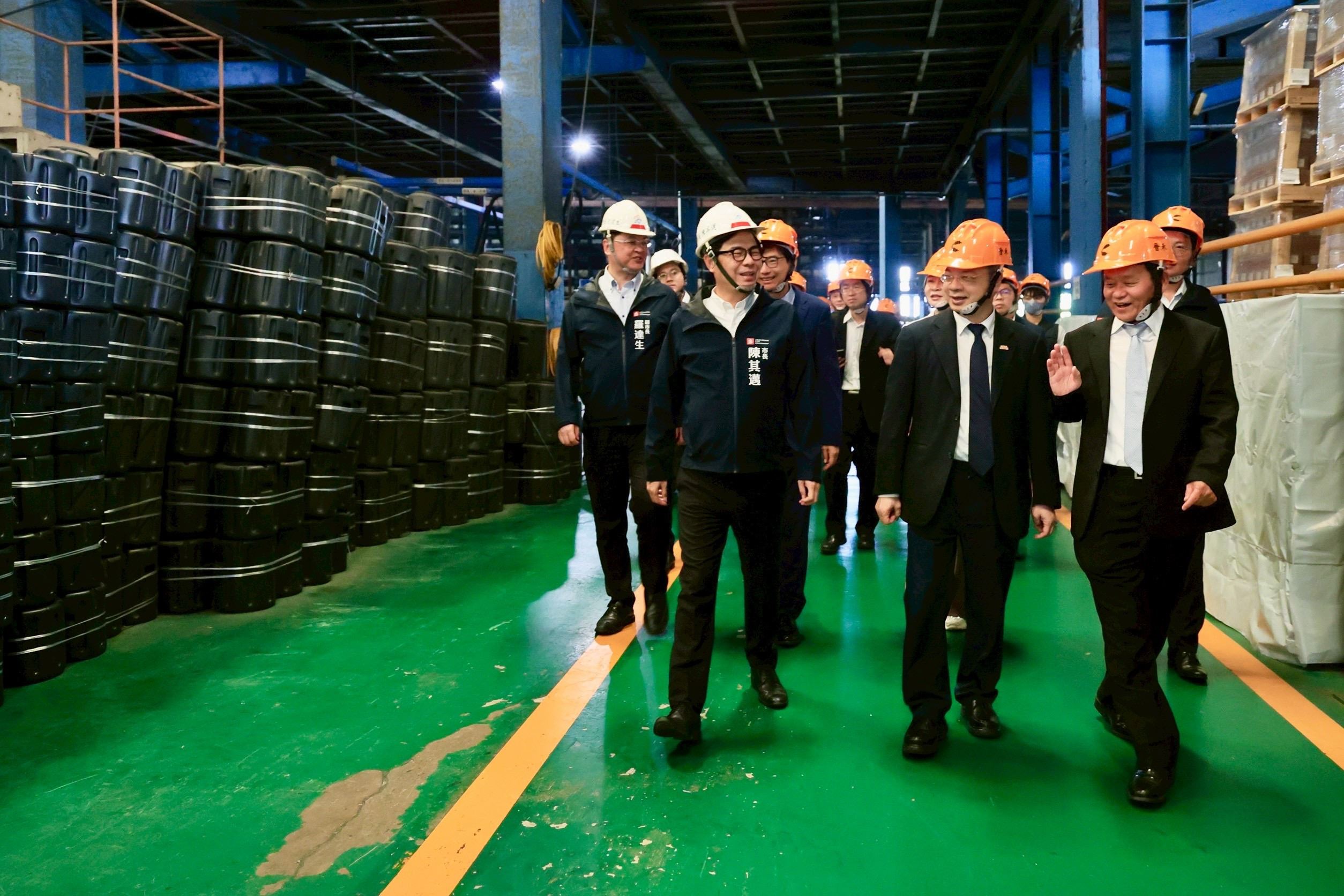 經濟部長龔明鑫上任後首訪高雄扣件業　與高雄市長陳其邁祭出研發補助與金融貸款 助企業開拓新市場