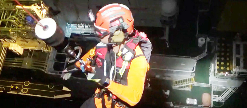 希臘籍油輪船員海上跌倒昏迷　海巡署空勤跨夜執勤吊掛救援任務成功後送就醫