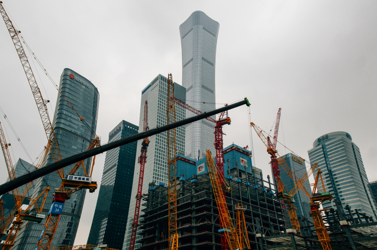 交屋壓力爆表！5.4兆房市風暴來襲 銀行貸款成搶破頭關鍵