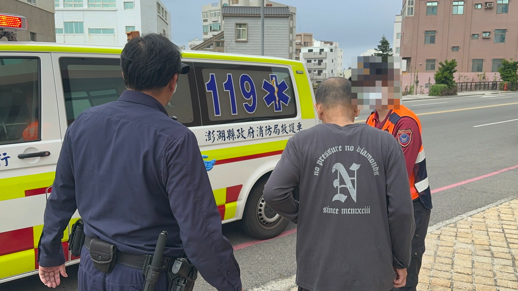 文澳派出所暖警救援！澎湖民眾腹痛求助，警員迅速送醫救命