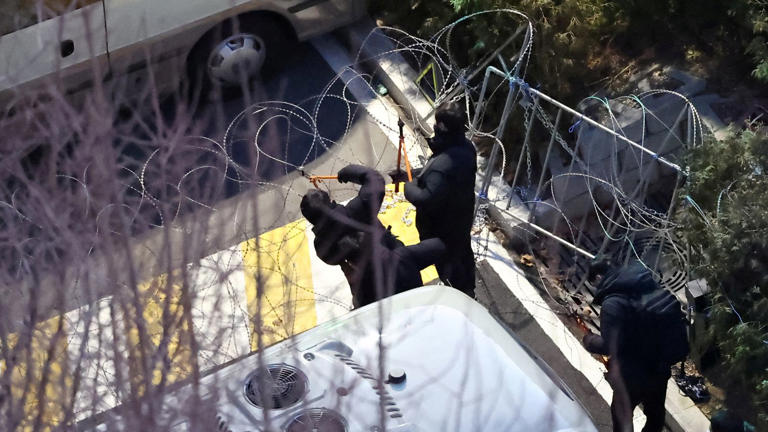 南韓總統尹錫悅被捕：3200名警察攀梯突擊，安全首長也落網！