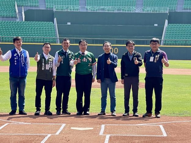 臺南亞太主球場首次開放球迷體驗！市長黃偉哲開球點燃臺韓交流賽熱潮