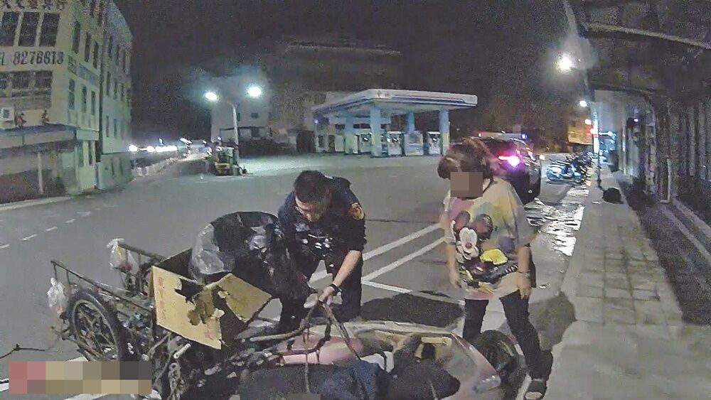 強風吹倒婦人 機車壓住受困 澎湖馬公分局啟明派出所警民協力成功救援