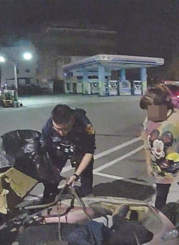 強風吹倒婦人 機車壓住受困 澎湖馬公分局啟明派出所警民協力成功救援