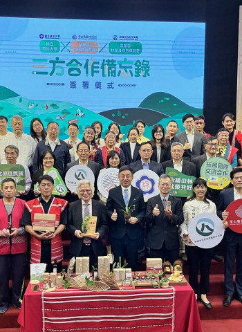 政大、林業署與南庄賽夏蓬萊部落簽署三方合作MOU 打造「PakaSan國際教學基地」促國際交流