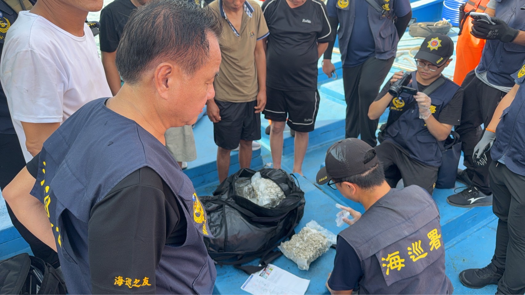 隨護漁抓偷渡猪羊變色 海巡艦艇追緝「YAMA68」外籍漁船 查獲718公斤海洛因、大麻等毒品