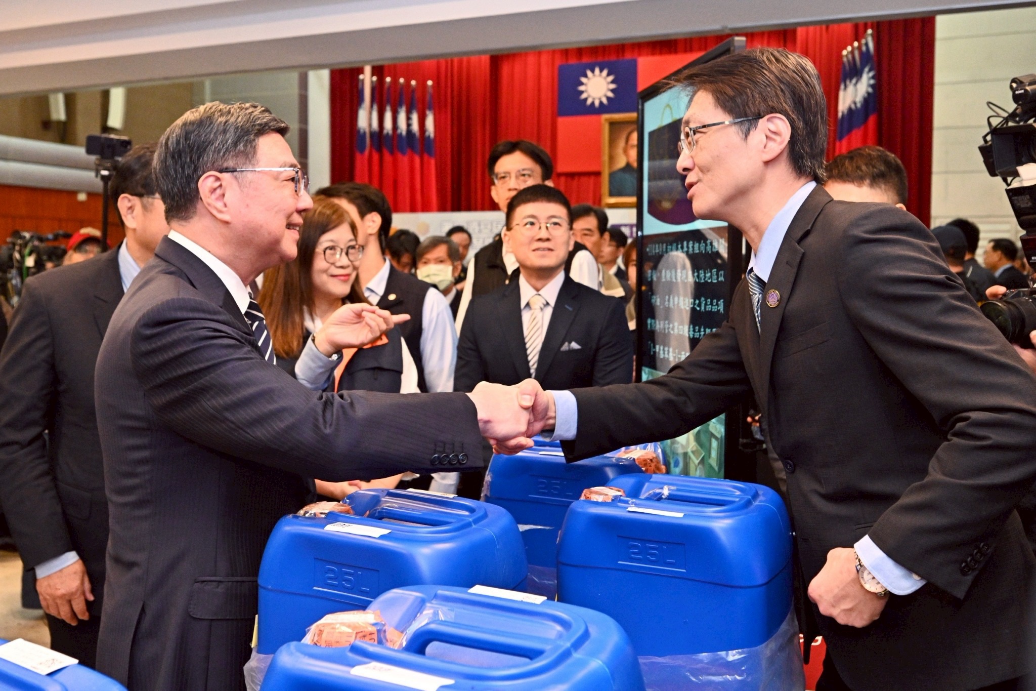 第13波安居緝毒重大突破！製毒工廠遭查獲，行政院長卓榮泰宣示全面防制毒品危害並推動青少年反毒教育