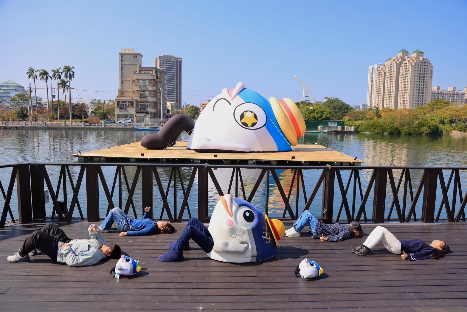 2025年春節驚艷登場！魚頭君14米長氣偶亮相安平運河，黃偉哲市長開船祝福新年如魚得水