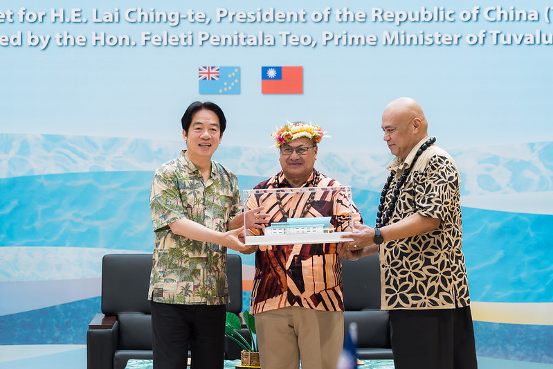 總統賴清德在吐瓦魯戴斐立總理國宴中簽署合作協議，深化兩國關係