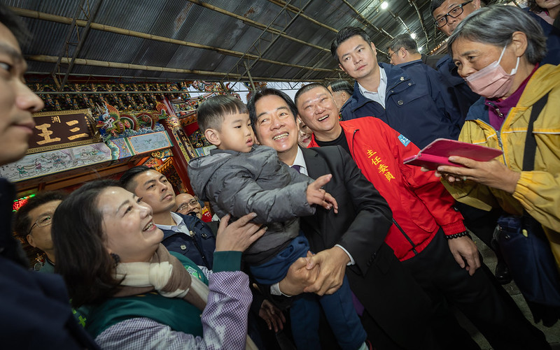 賴清德總統赴洲美屈原宮及洲美三王宮參香送匾　盼總預算順利通過不卡關  讓施政照顧更到位