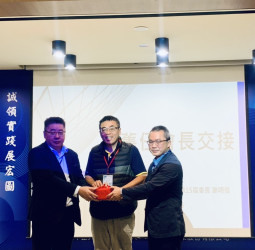 2025國立中正大學企管系系友會第15屆會員大會登場，新舊任會長交接成焦點，第15屆會長謝明信與第16屆會長張鈞棓攜手推動世代傳承與系友交流