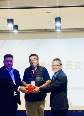 中正大學企管系系友會第15屆會員大會登場，會長謝明信交棒新任張鈞棓會長，黃正魁主任監交，攜手推動世代傳承與系友交流