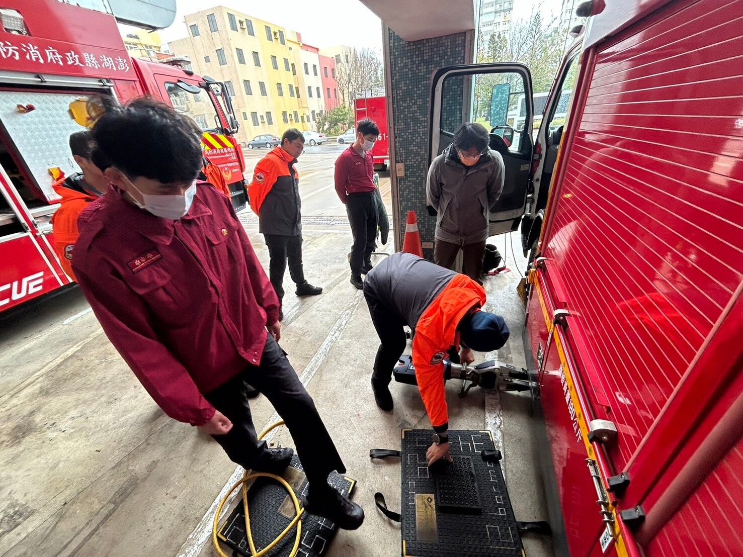 澎湖縣馬公消防隊強化車禍救援能力 頂舉袋訓練提升搶救效率