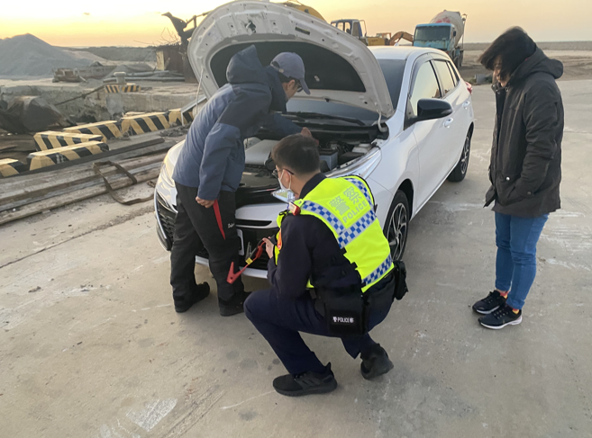 澎湖縣白沙警熱心服務 成功解決車輛故障問題 展現人民保母精神