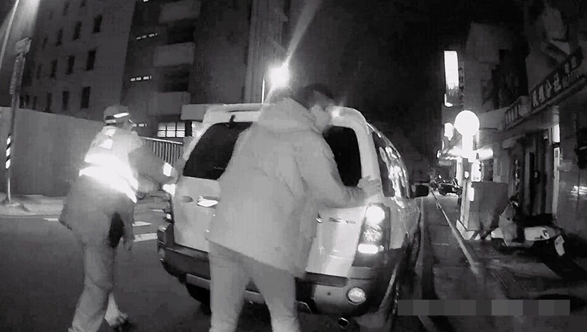 汽車拋錨路中央 澎湖縣啟明警即刻救援 確保交通安全