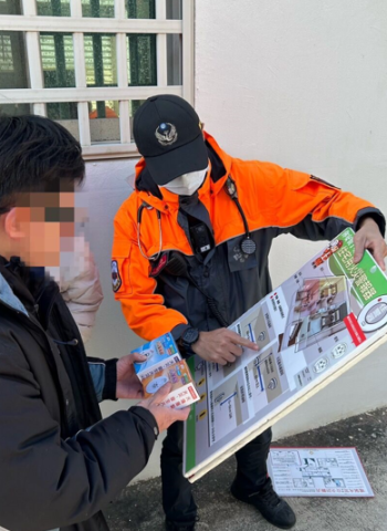 澎湖縣消防局馬公分隊進行火災災後訪視，強調關門與火災警報器的重要性