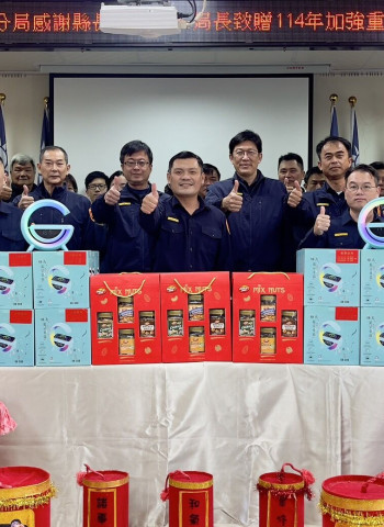 澎湖縣長陳光復慰勞馬公警察辛勞，贈送藍芽音箱及應景食品