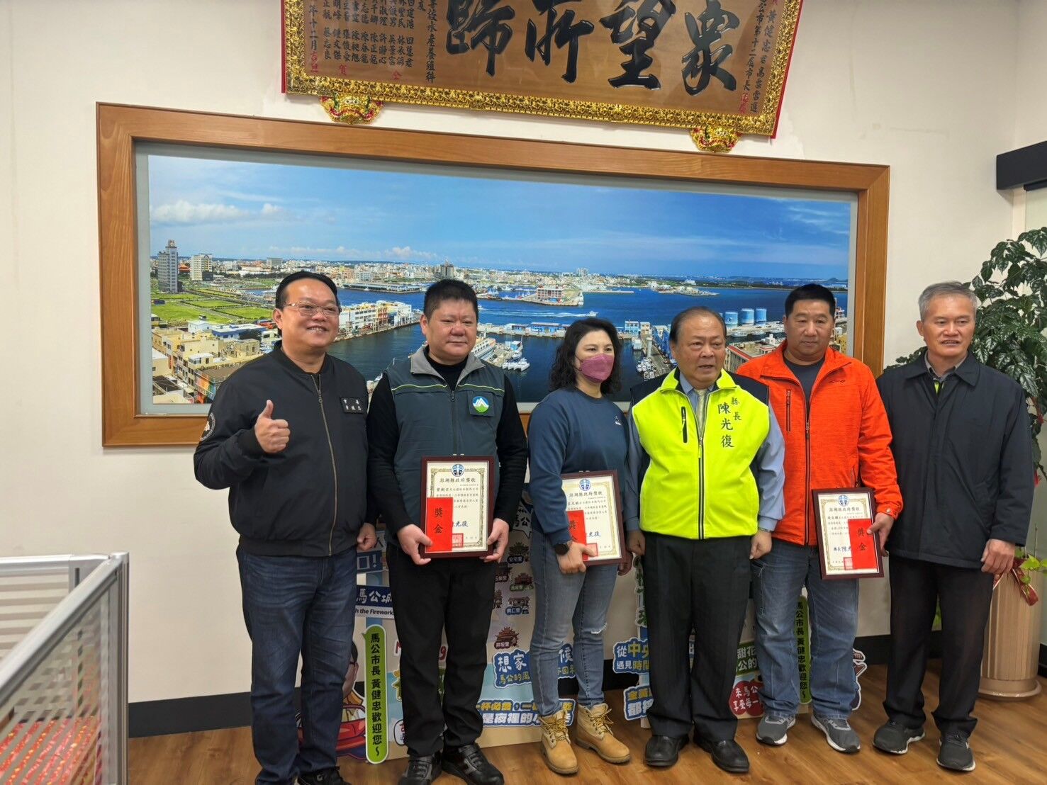澎湖縣長陳光復蒞臨各鄉市公所，致贈清潔隊員禮券並表揚績優人員