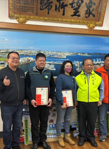 澎湖縣長陳光復蒞臨各鄉市公所，致贈清潔隊員禮券並表揚績優人員