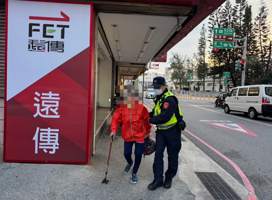 寒冬中的溫暖 澎湖縣馬公分局光明派出所警員助老婦人安全回家