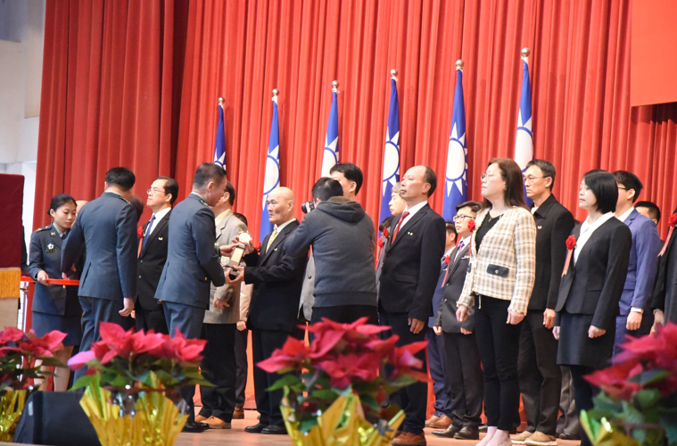 後備軍人晉任暨幹部表揚！澎湖縣長陳光復肯定後備袍澤卓越推動國防事務