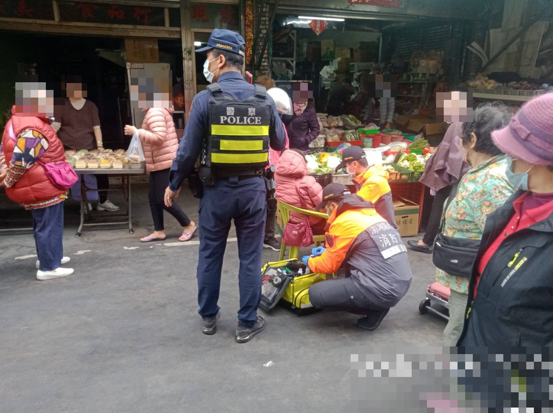 澎湖縣馬公分局光明派出所警員協助婦人暈倒就醫，積極關懷民眾安全
