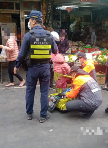 澎湖縣馬公分局光明派出所警員協助婦人暈倒就醫，積極關懷民眾安全