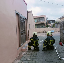 澎湖縣鳥嶼消防分隊進行狹小巷道火災搶救演練 確保居民安全