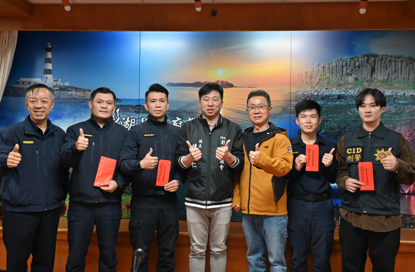 澎湖縣警方火速偵破案件 議長陳毓仁與警友會理事長趙榮華頒獎肯定表現