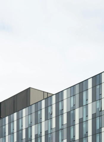 防曬隔熱新革命！超強隔熱膜讓汽車降溫10°C，建築玻璃防爆防颱一次搞定！