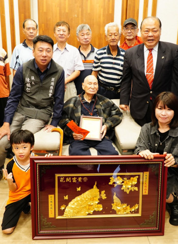 九九重陽敬老關懷 陳光復親訪11位百歲人瑞獻上祝福