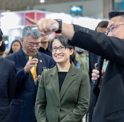 蕭美琴副總統參觀「Secutech 2026第27屆臺北國際安全科技應用博覽會」肯定防衛韌性成果