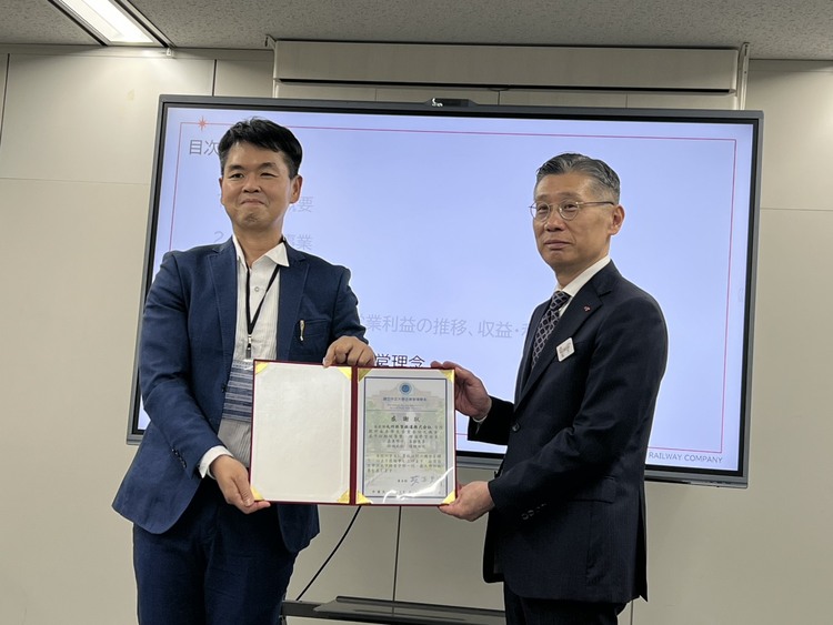 中正大學企管系MBA訪問團在黃正魁系主任規劃鄭祥麟教授帶隊走訪JR九州旅客鐵道株式會社　CFO松下琢磨親自接待解析經營關鍵