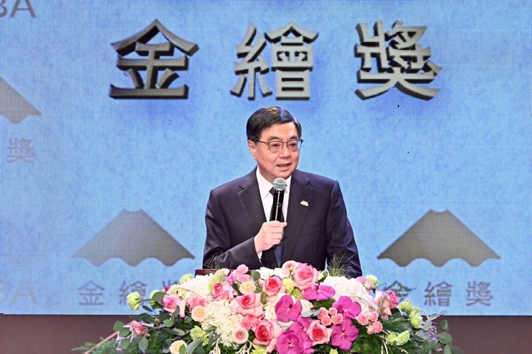 行政院長卓榮泰頒獎表揚首屆金繪獎特別貢獻獎得主曹俊彥 強調「文化優先」政策
