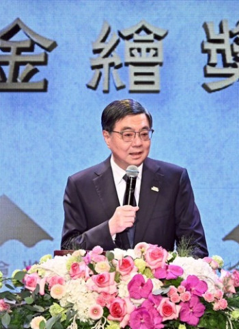 行政院長卓榮泰頒獎表揚首屆金繪獎特別貢獻獎得主曹俊彥 強調「文化優先」政策